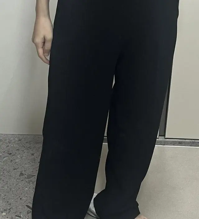 키160cm이라 기장이 좀 길어서 한 단 수선했어요! 바지 재질은 두툼하고 좋은데 바지 자