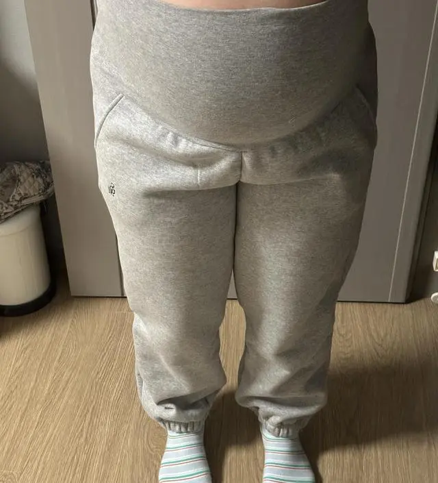 만삭 임산부도 배 조임 없이 편하게 잘 맞아요~ 기모가 있긴한데 한겨울에 입기엔 너무