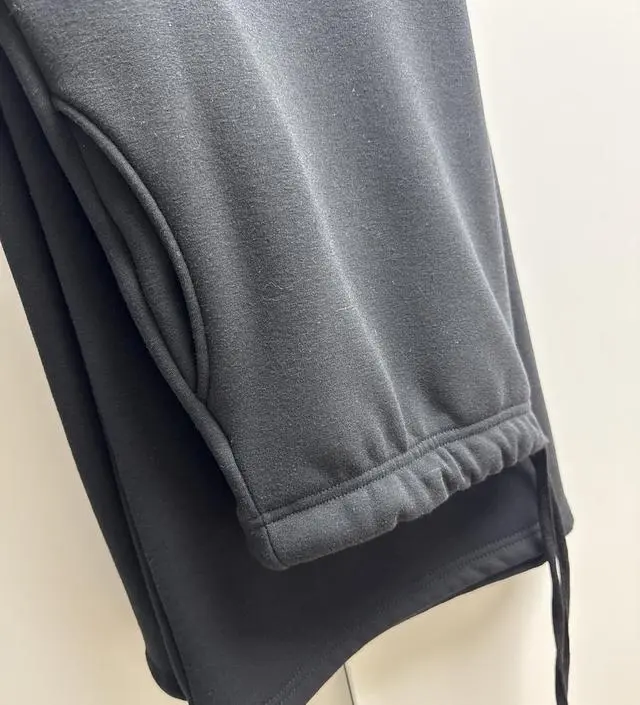 두툼하고 너무 편하고 여기저기 입기 좋아요 