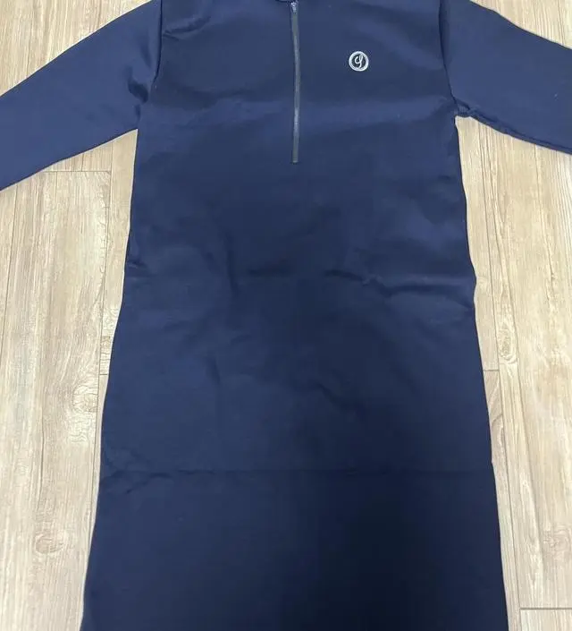 사진 보던대로 옷이 예쁘고 잘 맞아요~
