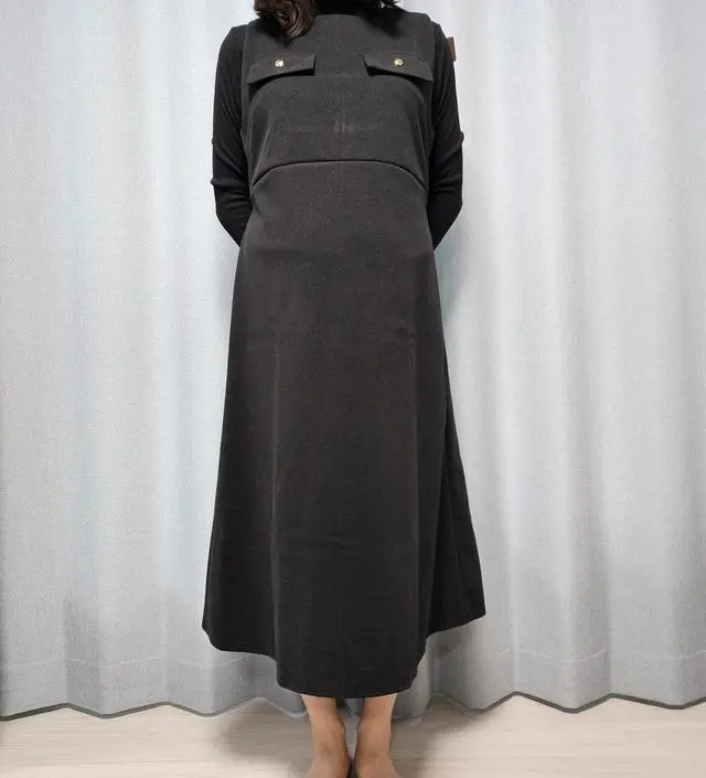 하객룩으로 입어도 좋을만큼 단정하고 퀄리티가 좋아요 소재는 두툼하지만 옷감이 탄탄