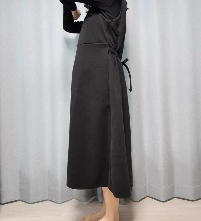 하객룩으로 입어도 좋을만큼 단정하고 퀄리티가 좋아요 소재는 두툼하지만 옷감이 탄탄