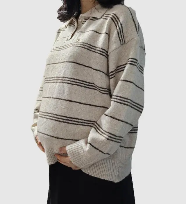 배를 덮는 넉넉한 사이즈이면서 목부분 진주단추 포인트가 좋아요 니트소재라 겨울에 잘