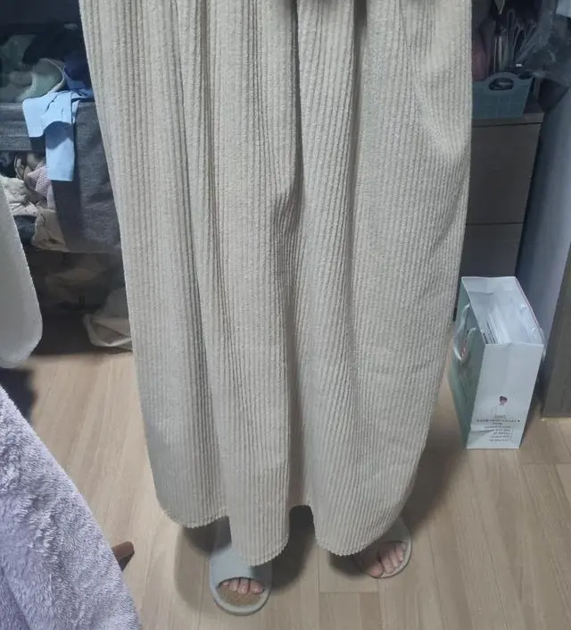 후기처럼 좀무겁긴해요 그래도 이만한가격에 잘샀다고 생각해요. 엄청 펑퍼짐해서 배많