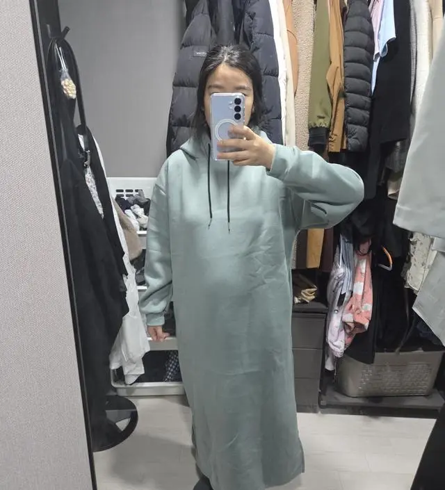 가볍고 입고 벗기 편한데, 목이 좀 조여서 살짝 답답한게 있어서 모자부준을 잡아줘야해