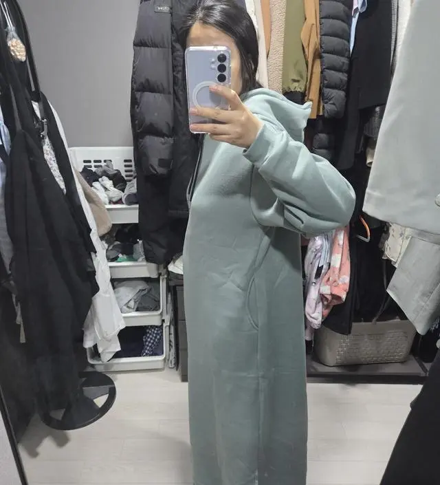 가볍고 입고 벗기 편한데, 목이 좀 조여서 살짝 답답한게 있어서 모자부준을 잡아줘야해