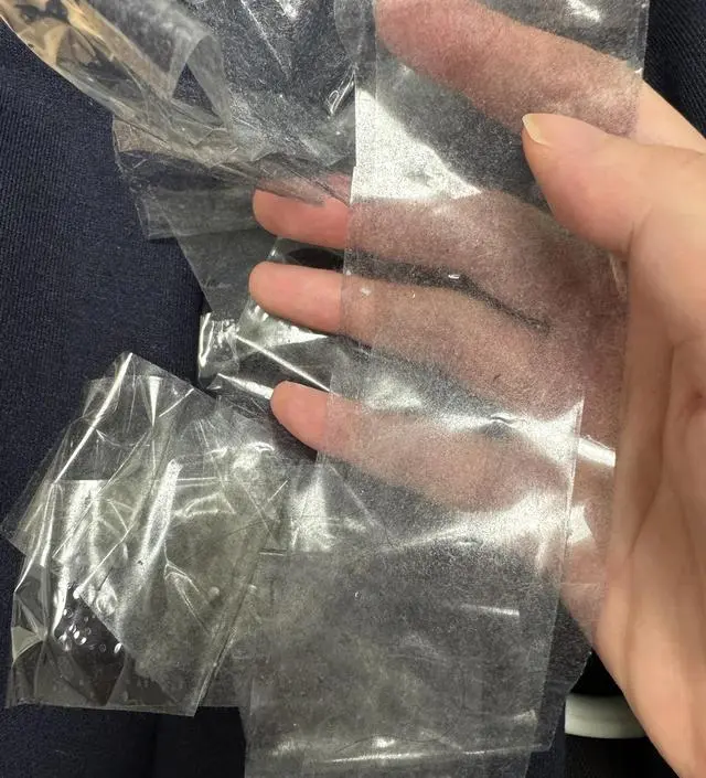 완모하느라 외출수유복을 구매했는데 상품 뜯자마자 옷에 먼지가 상당하게 붙어있어서 