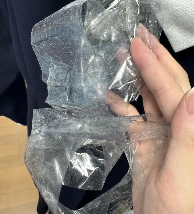 완모하느라 외출수유복을 구매했는데 상품 뜯자마자 옷에 먼지가 상당하게 붙어있어서 