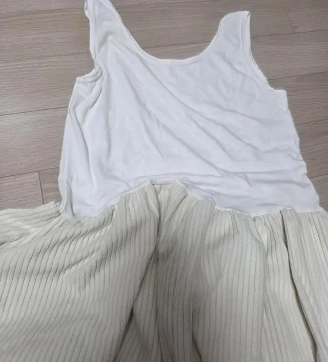 상의 아무 거나 받쳐입기 좋은데 길이가 많이 길어요. 163인데 거의 발목까지 옵니다.