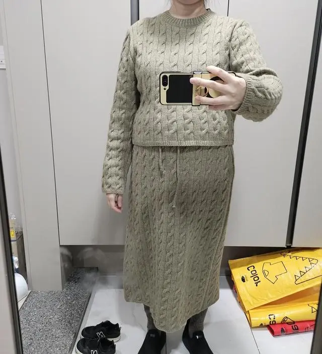 니트가 포근하고 따뜻해서 한겨울에도 입을 수 있을것같아요 다만 안에 스타킹 신으니 