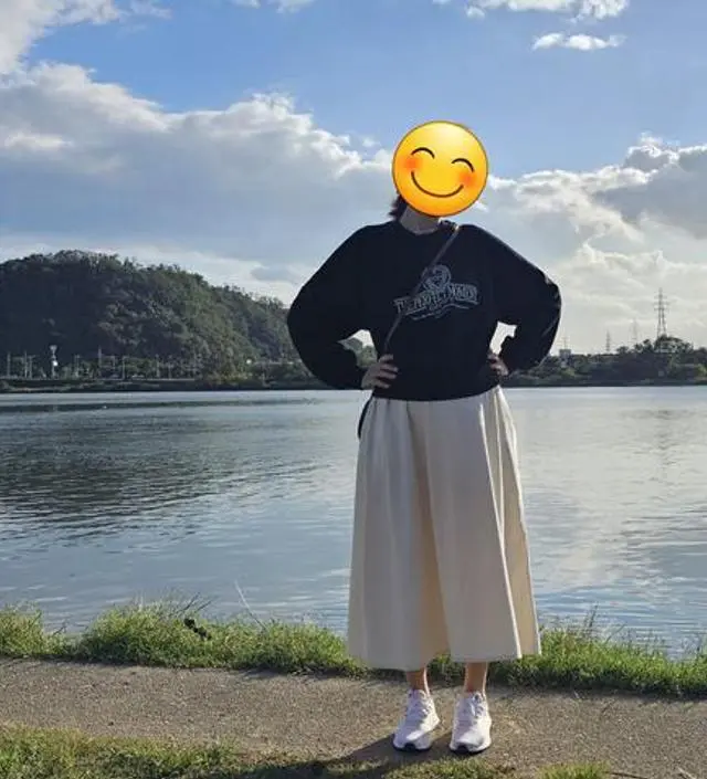 밝은색이지만 비침도 없고 바람을 막아주는 소재라 초겨울까지는 입을 수 있을 것 같아