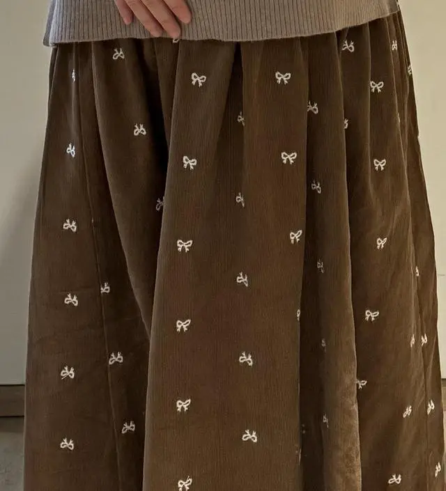 예뻐요 다만 리본 자수때문에 스타킹 없이 맨다리에 입으면 살짝 까끌거려요
