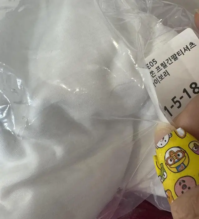 처음 주문했는데 새옷인데 비닐 안에 이미 머리카락이 들어가 있는채로 왔어요..