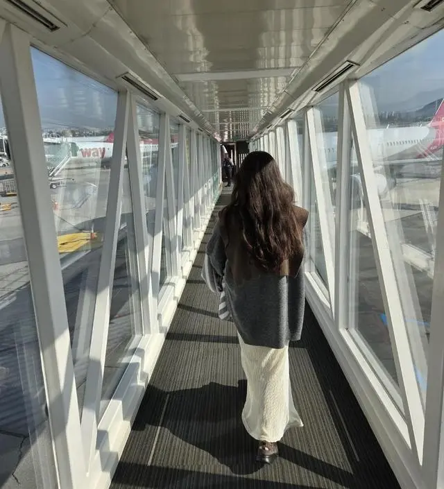 부드러운 재질과 포근한 느낌의 디자인이 너무 맘에 들었어요~!! 다른 색깔로 하나 더 