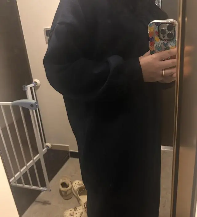 따뜻하고 도톰해서 좋아요. 핏도 넉넉하서 산책용으로 입으려고 구매했습니다. 근데 안