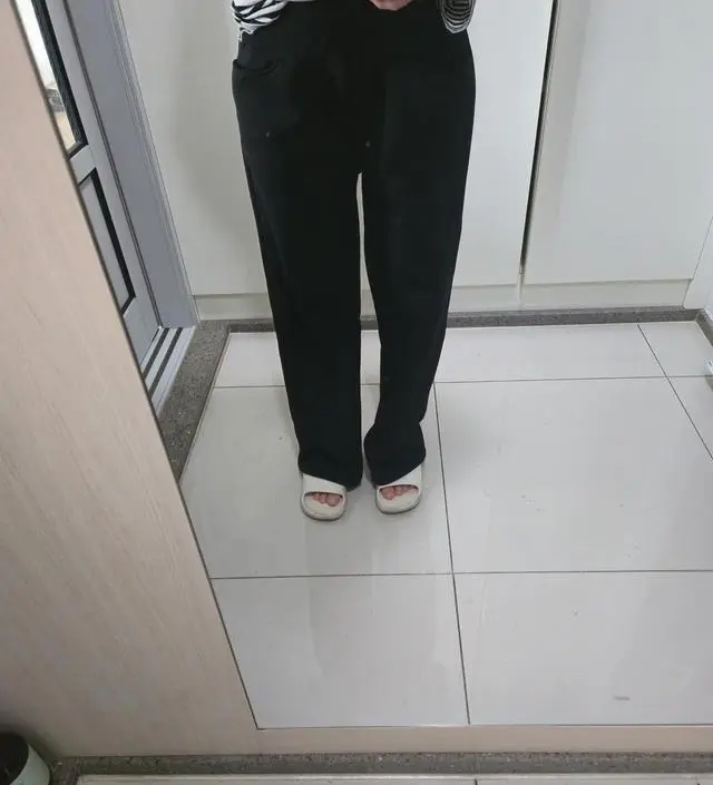 조금 크긴한데 추워서 기모없으면 못다닐꺼같아서 입으려구요 원래 와이드핏을 안입어봤