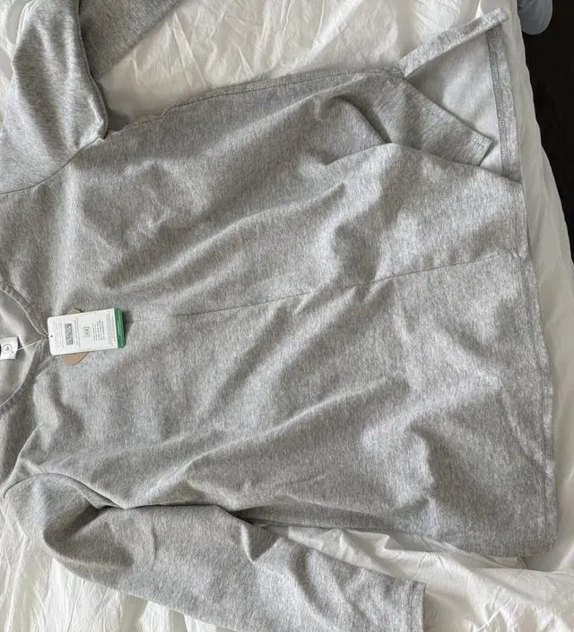 키 168에 옷 기장은 물론 팔 길이도 넉넉해요 
