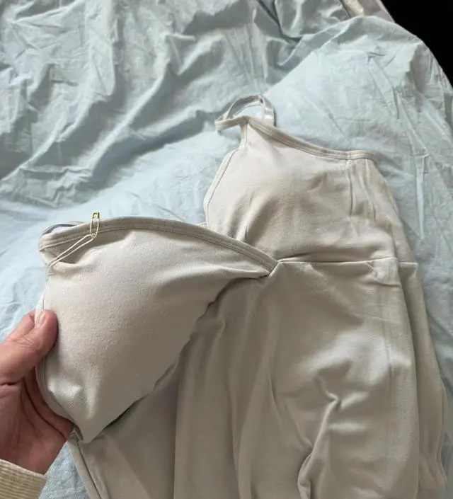 색이 제가 생각했던 회색빛 그레이라기 보다 좀다 누런 느낌의 그레이긴 한데 옷 안에 