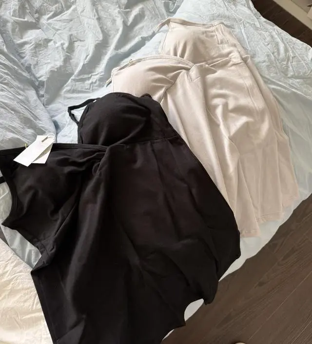 색이 제가 생각했던 회색빛 그레이라기 보다 좀다 누런 느낌의 그레이긴 한데 옷 안에 