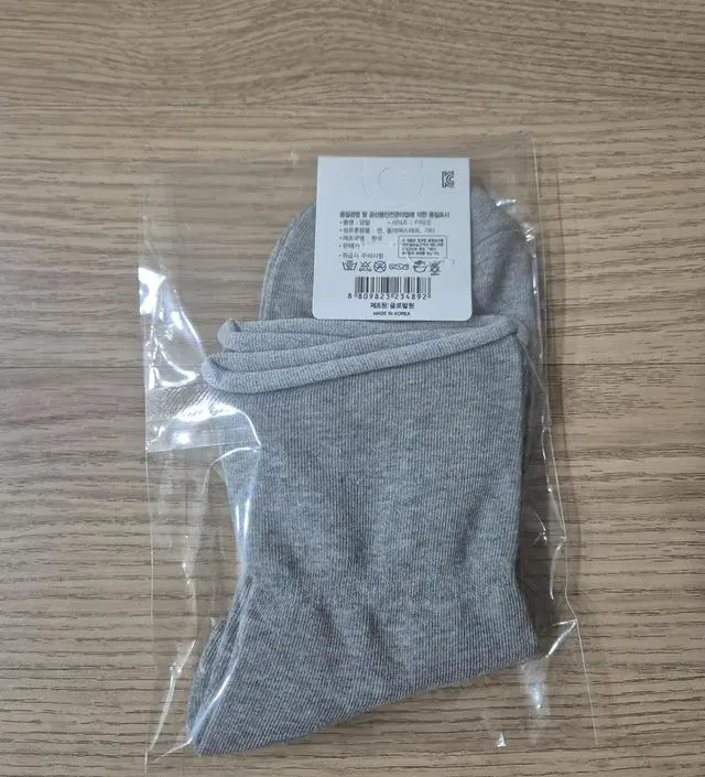 발목 긴 양말로 무난하고 좋아요.