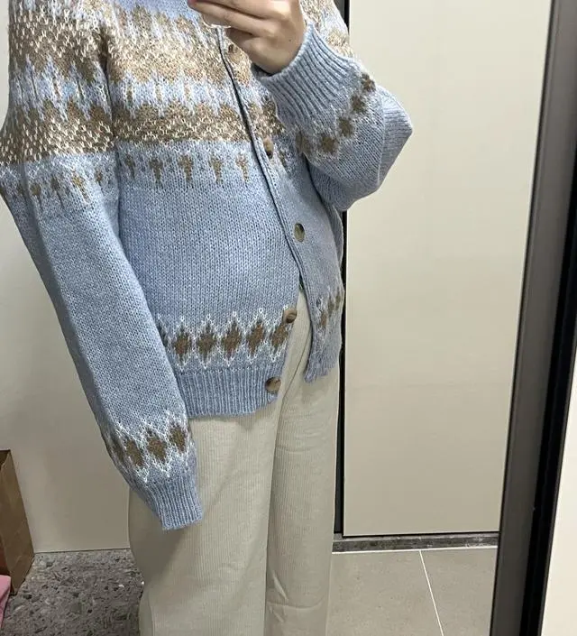 막 두껍지 않아서 요즘 날씨에는 실내에서 입기 좋을 것 같아요! 끼지 않고 사이즈가 넉