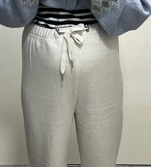 막 두껍지 않아서 요즘 날씨에는 실내에서 입기 좋을 것 같아요! 끼지 않고 사이즈가 넉