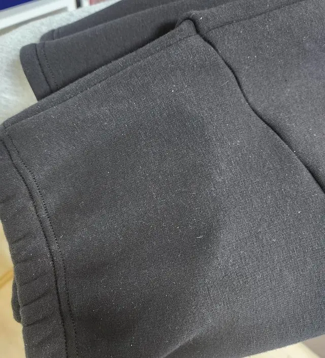 먼지 장난아니게 붙는 추리닝 재질이에요 
