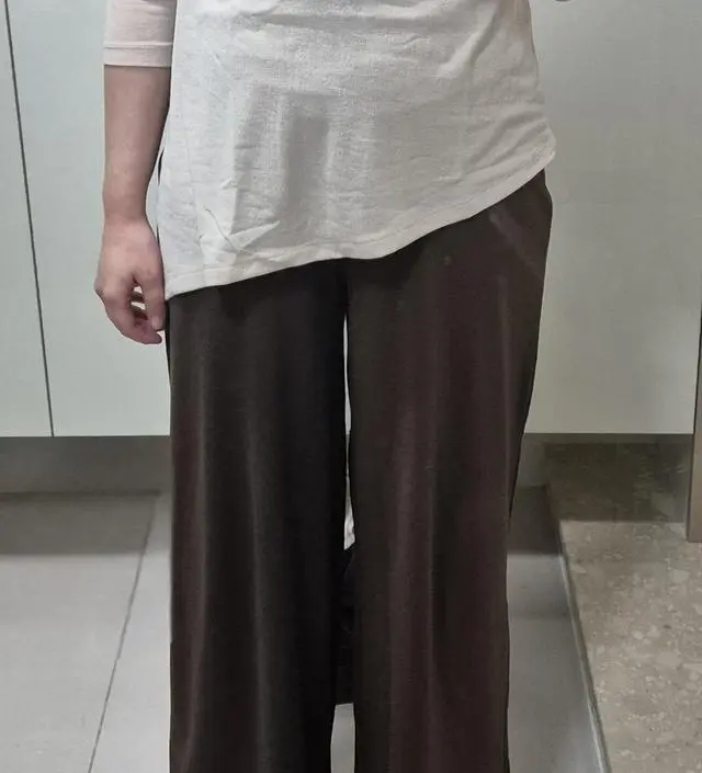 바지 구매하면서 같이 입을 상의로 골랐어요. 원래 안 입는 스타일인데 후기가 좋길래 