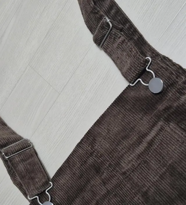 처음 받았을때 마감 상태가 엉망이라 기분이 좋지않았어요. 하지만 세탁하고, 마감 덜된