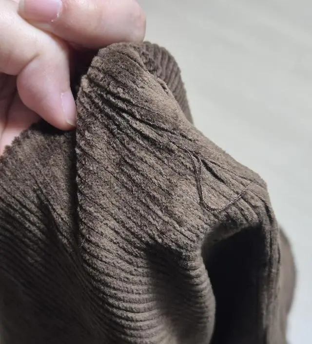 처음 받았을때 마감 상태가 엉망이라 기분이 좋지않았어요. 하지만 세탁하고, 마감 덜된