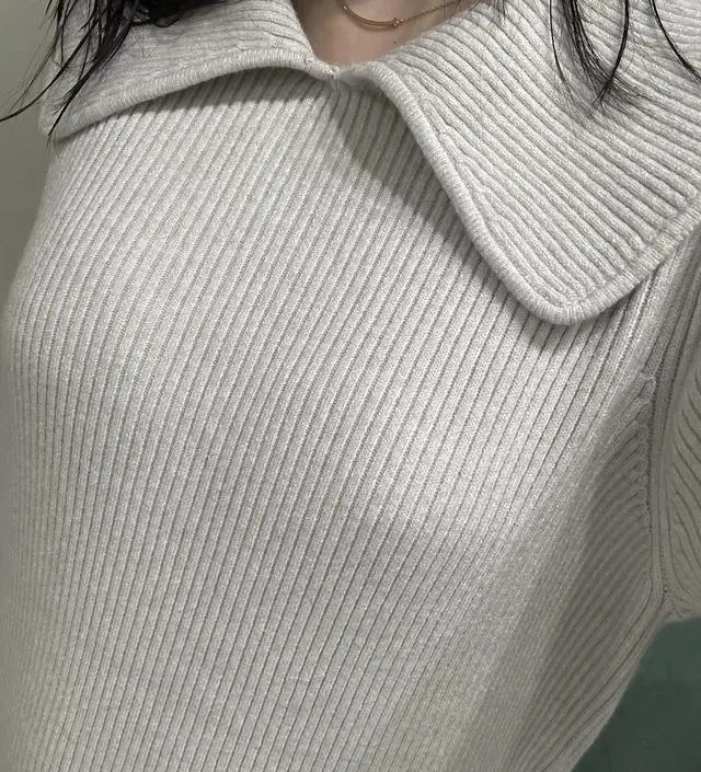 무게감은 있는거 같은데 소재가 부드럽고 입었을때 이쁘네요~ 차분해 보여서 하객룩으로