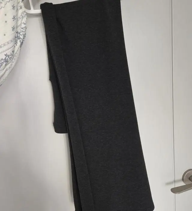 타이트하게 맞아요. 다리가 좀 짧지만 부들거리고 따뜻해요! 올겨울 이거 덕분에 따뜻할