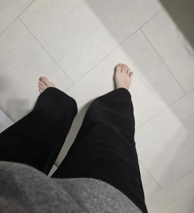 약간 아주약강 부츠컷이고, 배조임이 전혀없어서 만족해요. 뒤에는 고무줄이긴한 단점!