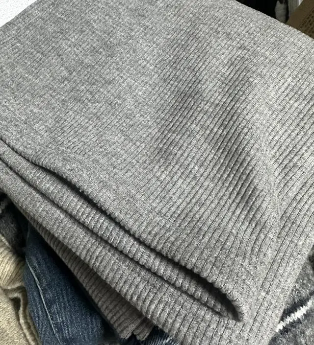 꽉 조여야 입을 수 있네요ㅋㅋ따듯하고 예뻐요. 