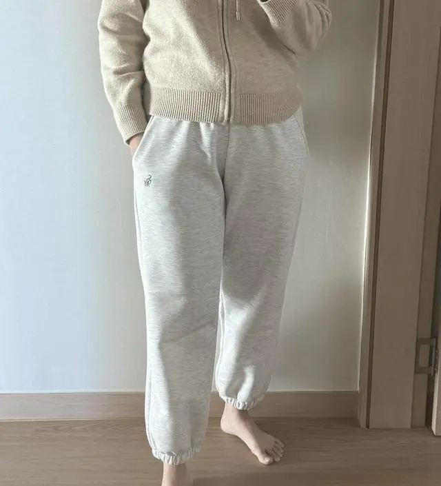 엉덩이 + 허벅지 부자 인데도 핏 너무 이뻐요! 근데 상의가 너무 짧거나 바지를 위로 좀