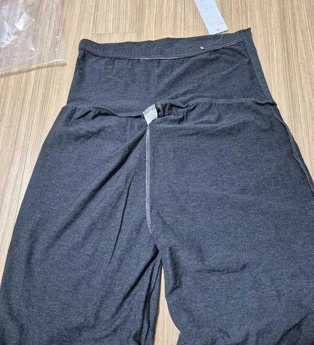 차콜이  바느질이 잘못된부분이 있어요
