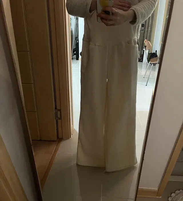 같은거 검정 사서 교복처럼 매일 입다가 아이보리로 또 하나 삽니다. 배부분이 너어어어