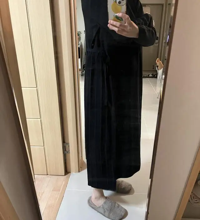 호시탐탐 노리다 산 원피스 ㅎㅎㅎ 재질도 폭신따뜻하고 옆에 리본 묶을 수 있어서 편안