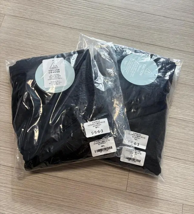 둘다 두께감 있고 편해서 지금날씨에 입기 딱 좋네요
