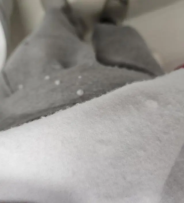 핏은 너무 예쁜데 안에서 보풀이 너무 일어서 솜뭉치같은게 막 떨어지고 바지에 묻고 그