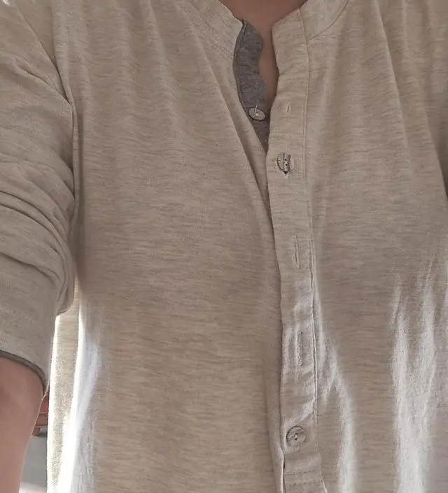 겨울에 실내복으로 딱 좋아요. 두께도 적당하고 길이도 무릎 아래로 살짝 내려오네요.