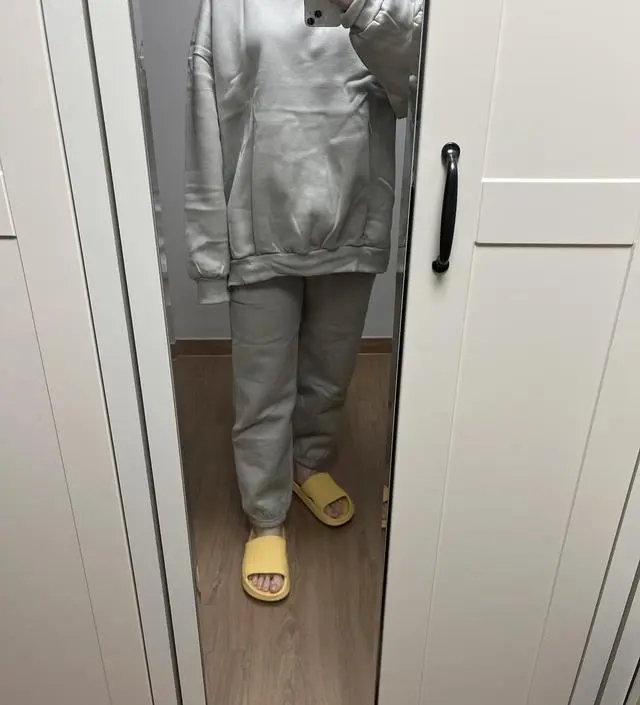 기모로되어있어서 겨울까지 지금부터 쭉 입을 수있어요! 배 부분도 너무 쪼이지않아서 