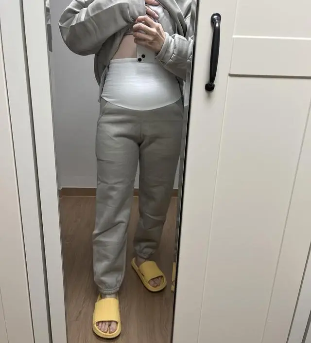 기모로되어있어서 겨울까지 지금부터 쭉 입을 수있어요! 배 부분도 너무 쪼이지않아서 