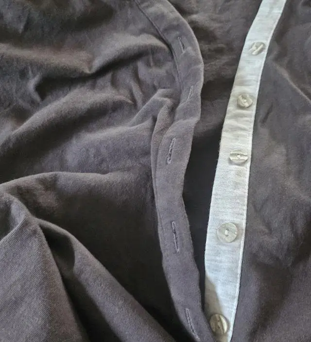 키가 큰편이라 기장은 무릎 밑으로 살짝 걸쳐져요.
