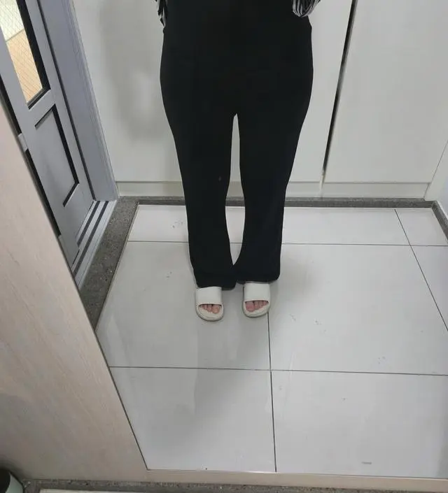 따뜻하고 좋아요  기모라서 잘 입을거같아요 기장이나 바지폭 다 만족하고 이쁜데 배가