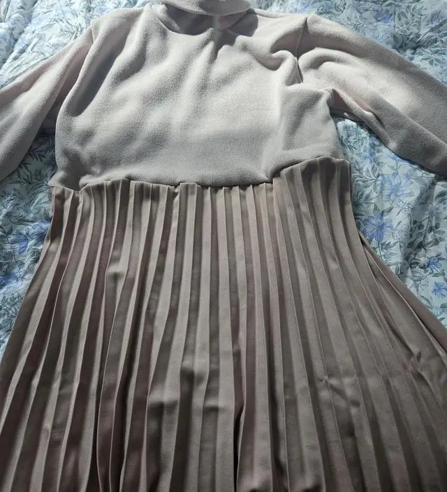 목 따뜻하게 입을 수 있어서 너무 좋아요 치마는 좀 얇은 편이라 겨울에는 두꺼운 레깅