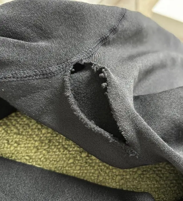 받자마자 세탁해서 입으려고 세탁기를 돌렸는데 하나는 바로 이렇게 찢어졌습니다. 세탁