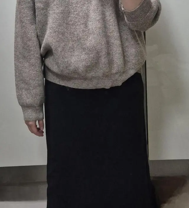 옷 품이 크게 나온 듯합니다. 맨살 위에 입기에는 많이 파인 느낌이고.. 폴라티나 티 위