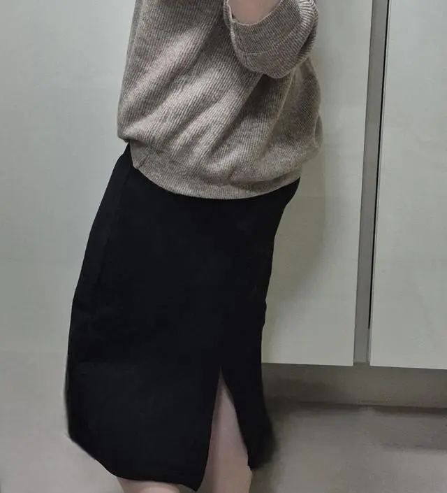 점점 배가 나오다보니 배부분이 편한 치마를 찾고있었어요~ 일단 기모처리되어있어 너무