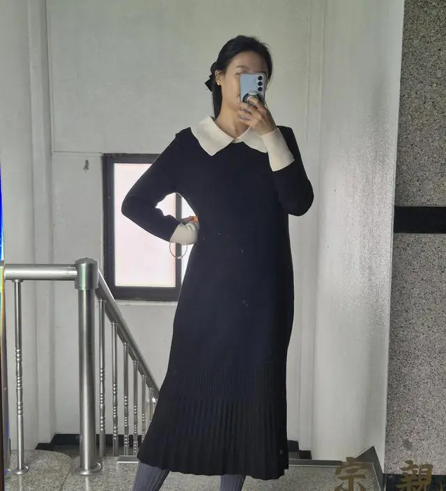 기분전환으로 카라가 화려하면서 단정한걸로 시도했어요. 기장도 넉넉하고 치마부분은 